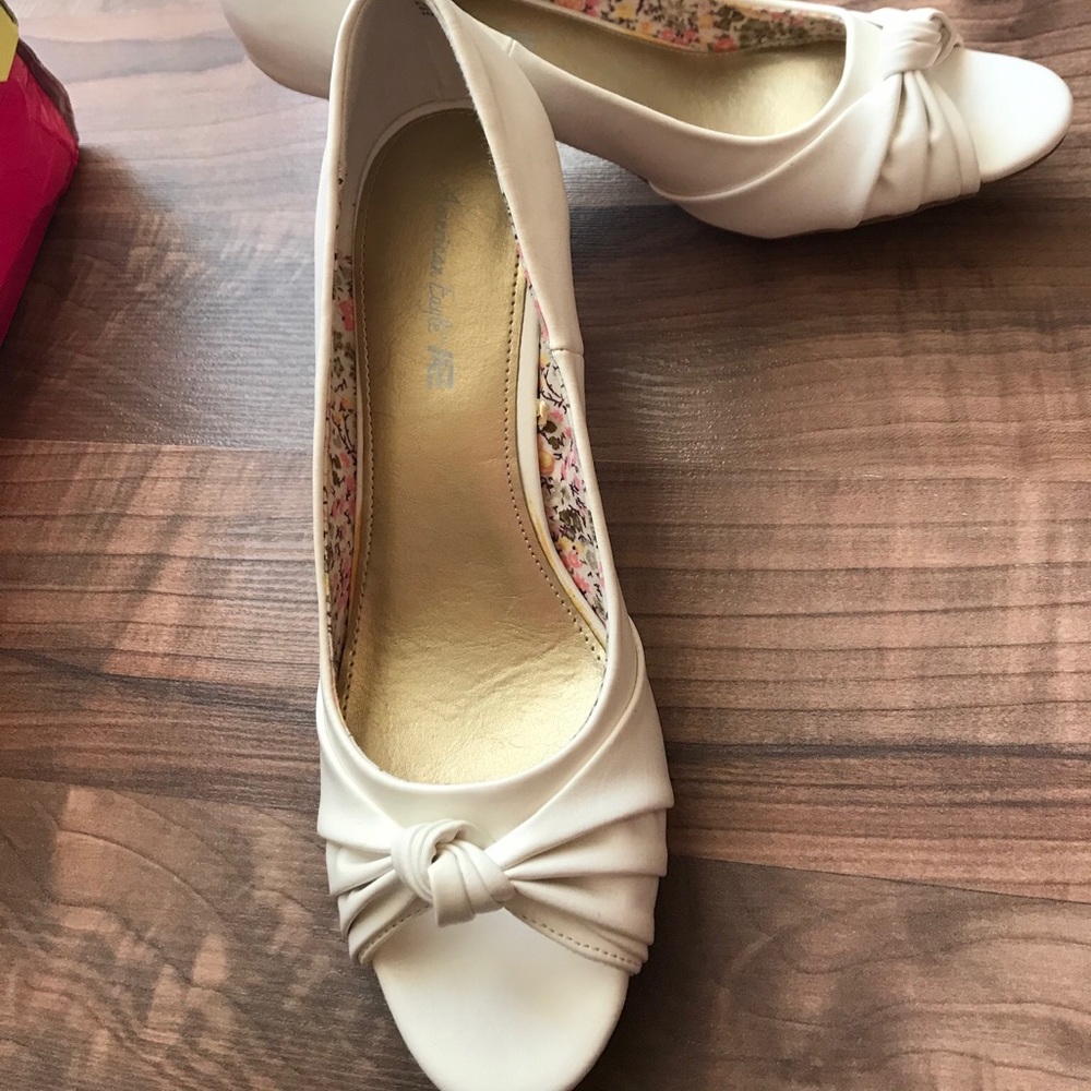 White American Eagle heels size 7 NWOT